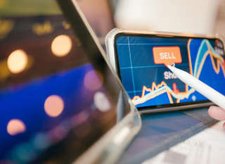 Analyste opérant sur plusieurs marchés et examinant Bitcoin, Ethereum ainsi que les options forex